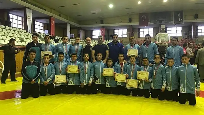 Güreş Eğitim Merkezi Analig'de Yarı Finale Yükseldi