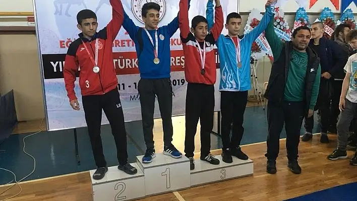 Güreşçiler Malatya'dan madalyalarla döndü