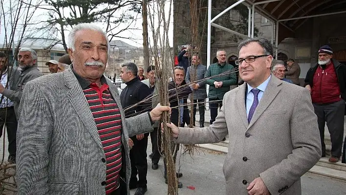 Hacılar Belediyesi'nden meyve fidanı dağıtımı