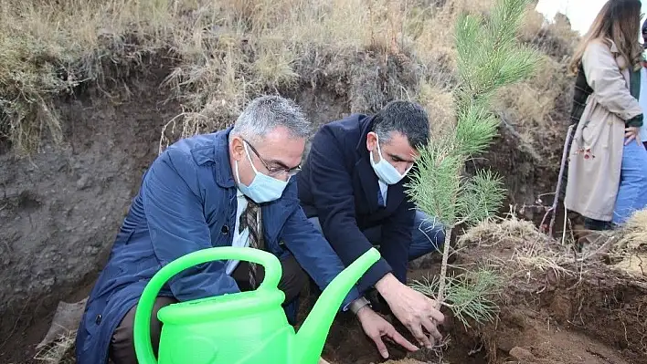 Hacılar'da bin 100 fidan toprakla buluştu