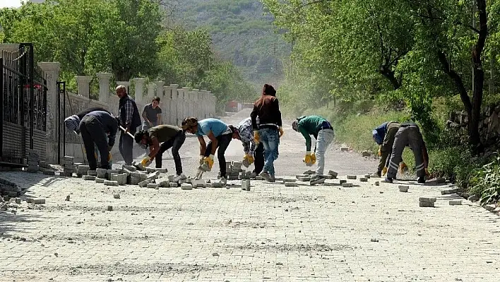 Hacılar'da cadde ve sokaklara kilitli parke
