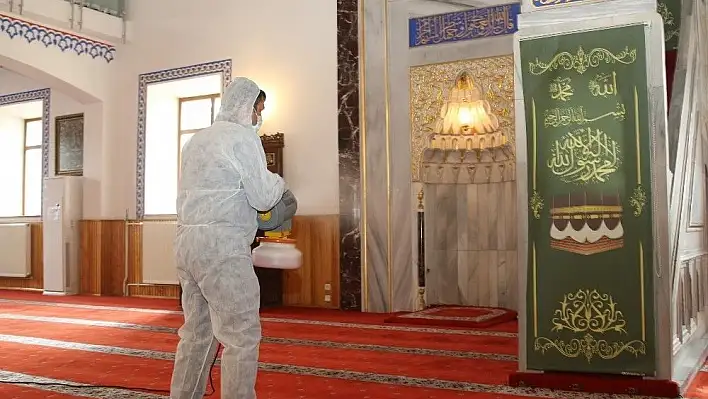 Hacılar'da Cuma Namazı öncesi cami dezenfeksiyonu
