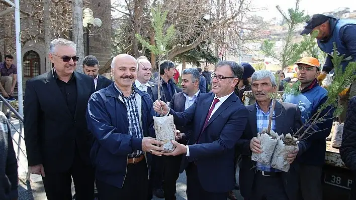 Hacılar'da yeşil bir çevre için 800 fidan dağıtıldı