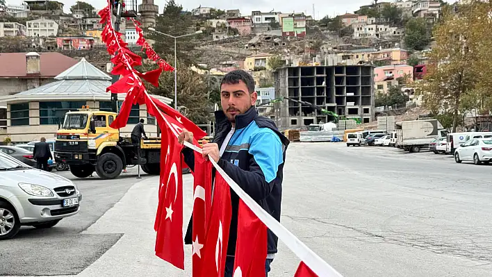 Hacılar Türk bayraklarıyla donatıldı