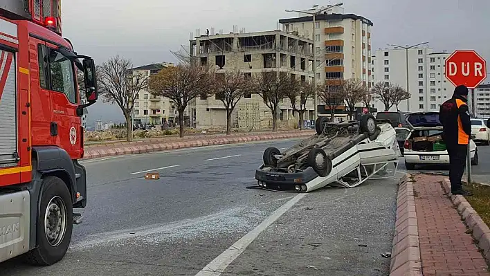 Hafif ticari araç ile çarpışan otomobil takla attı: 1 yaralı