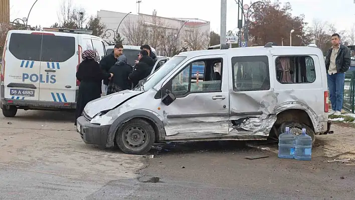 İki araç çarpıştı, yoldan geçen yaya ağır yaralandı