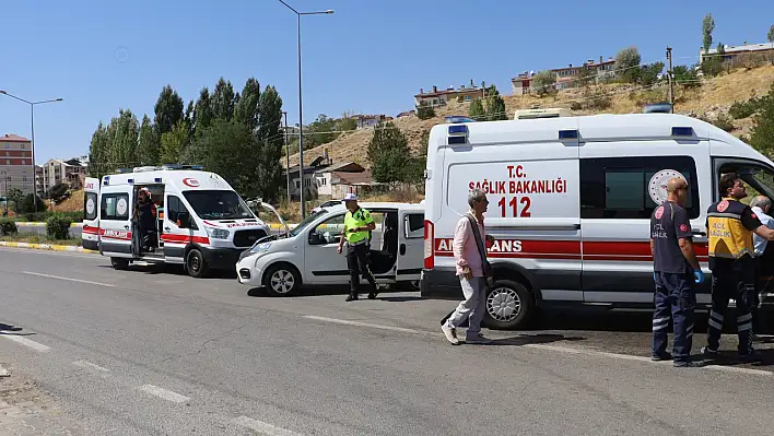 Hafif ticari araç ile otomobil çarpıştı, 6 kişi yaralandı