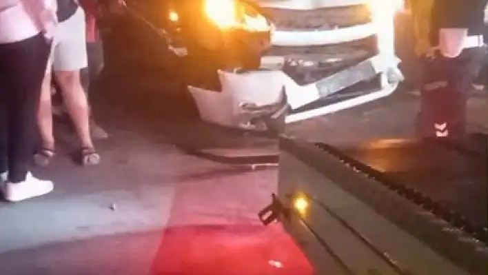 Araç koyun sürüsüne çarptı! Onlarca koyun telef oldu
