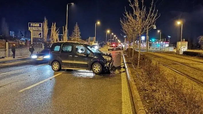 Otomobiller çarpıştı, tramvay durağı zarar gördü