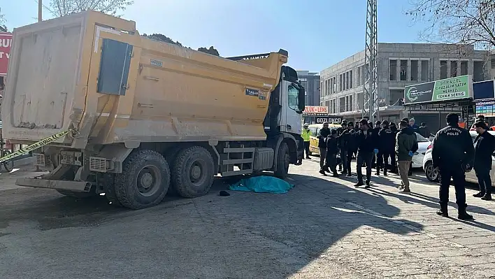 Yaşlı adam hafriyat kamyonunun altında kaldı!