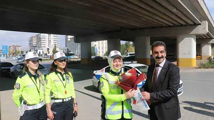 Halk otobüsü şoförlerinden kadın polislere sürpriz