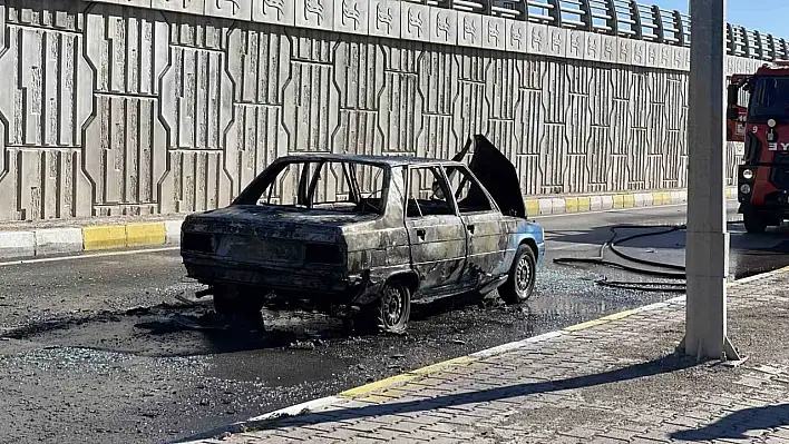 Otomobil alev topuna döndü