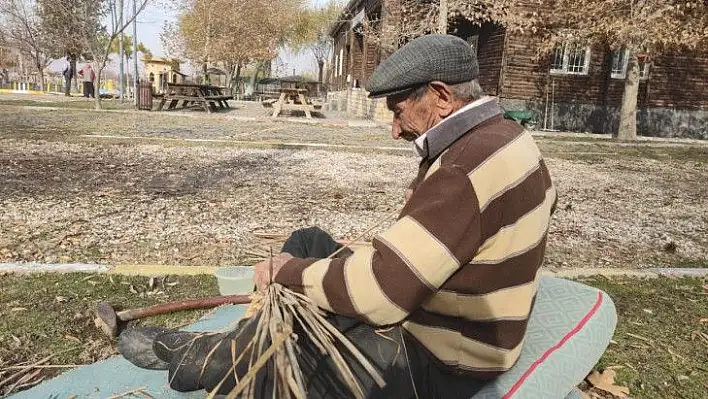 Hasırın son ustası yetiştirecek çırak bulamıyor