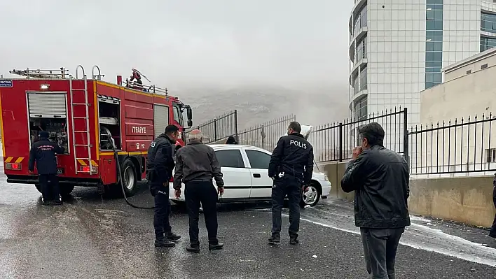 Hastane önündeki otomobil alev aldı!