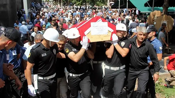 Hayatını kaybeden polisin bağlama çaldığı görüntüleri duygulandırdı
