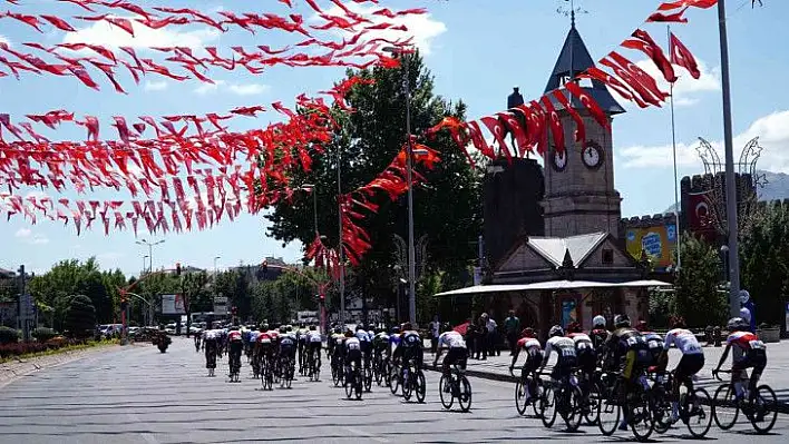 Hem pedal çeviriyorlar hem de Kayseri'yi dünyaya tanıtıyorlar