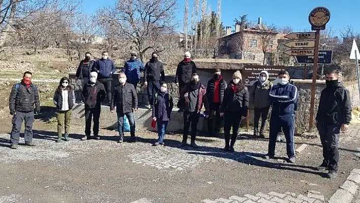 Hem sağlık için yürüdüler hem de çevreyi temizlediler