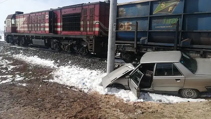 Hemzemin geçitte yük treni ile otomobil çarpıştı: 2 yaralı