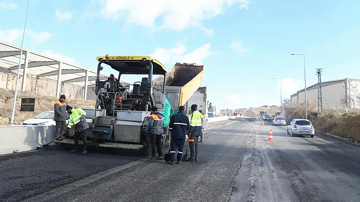 Her gün binlerce aracın geçtiği o yol yenilendi