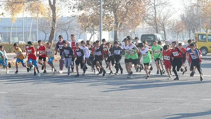 Heyet-i Temsiliye Atletizm Yarışmalarının İlk Gün Müsabakaları Sona Erdi
