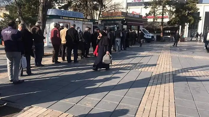 Hiç insan anasını, babasını açlığa mahkum eder mi?