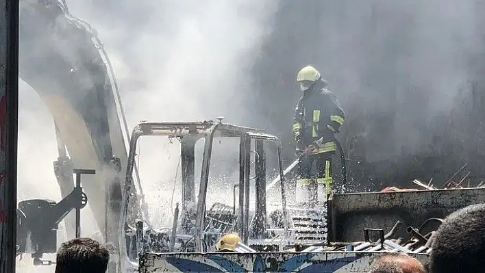 İş makinesi ve kamyonet kül oldu