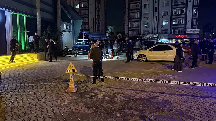 Adana'da eğlence mekanından çıkan kadın vuruldu