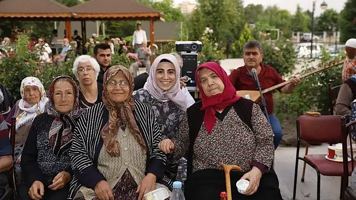 Huzurevi sakinleri açık havada sinema izledi