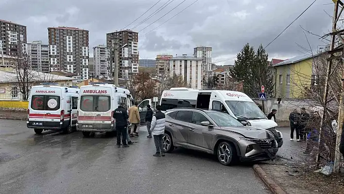 Öğrenci servisi ile otomobil çarpıştı