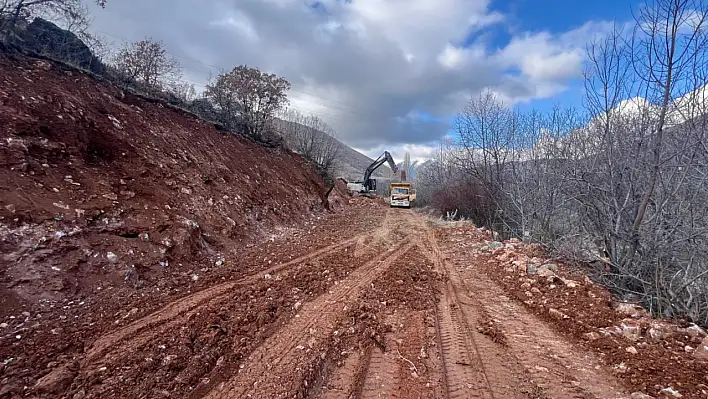 O yolda dikkat çeken çalışma! Başkan inceleme yaptı