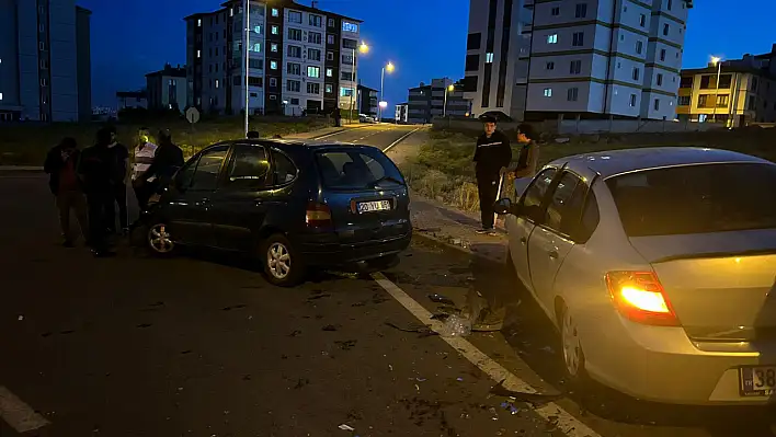 İki otomobil çarpıştı: çok sayıda yaralı var