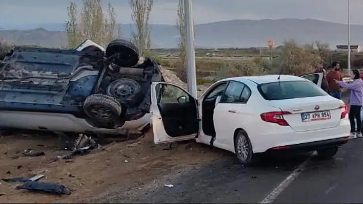 Otomobiller kafa kafaya çarpıştı: 3 kişi...