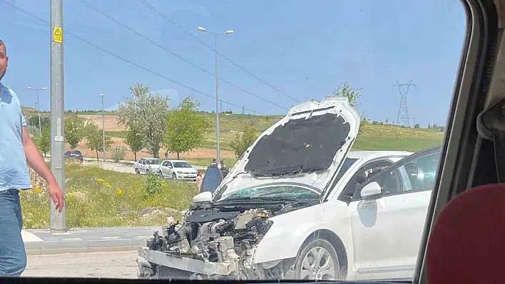 Bünyan'da otomobiller hurdaya döndü: 8 kişi...