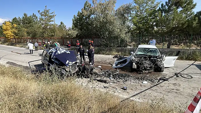 İki otomobil kafa kafaya çarpıştı! Yaşlı adam olay yerinde hayatını kaybetti