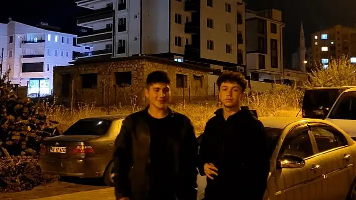 İkiye bölünen otomobil 2 gence mezar oldu