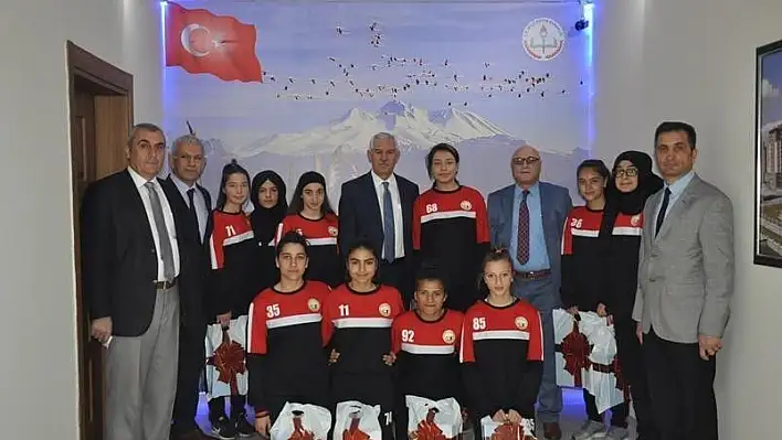 İl Milli Eğitim Müdürü Osman Elmalı Türkiye Şampiyonlarını Ödüllendirdi
