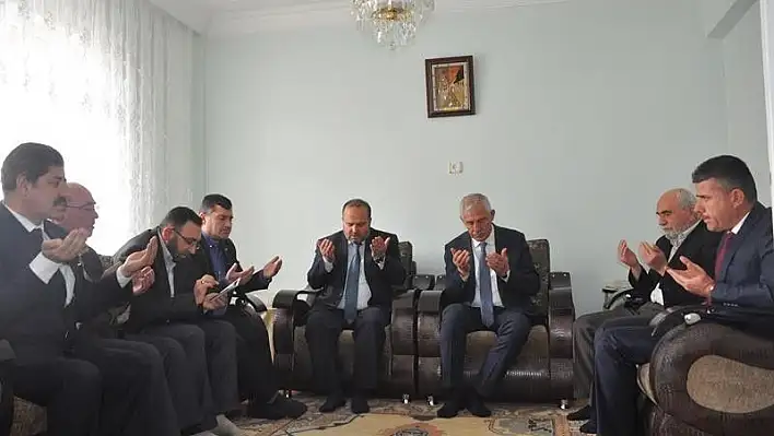 İl Milli Eğitim Müdürü Osman Elmalı ve öğrenciler Şehit Mahmut Yıldırım'ı ailesini ziyaret etti