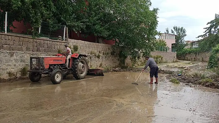 İlçe merkezinin kalbinde geçen çayda hummalı çalışma!