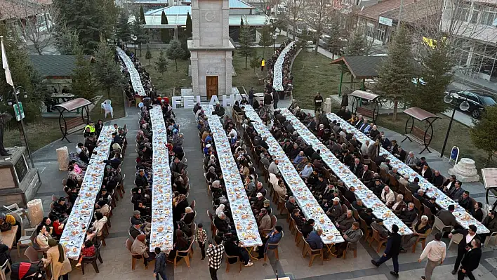 İlçe meydanına iftar sofrası kurdular