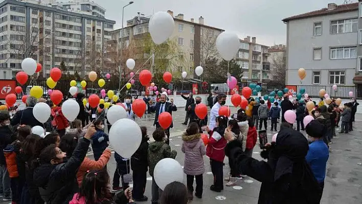 Atatürk'e yazdıkları mektupları gökyüzüne bıraktılar...