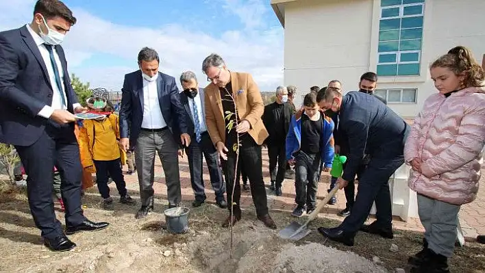 İlkokul öğrencilerinden 'Her çocuk bir fidan' kampanyası