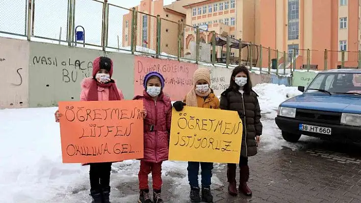 Öğrencilerden 'öğretmen' eylemi