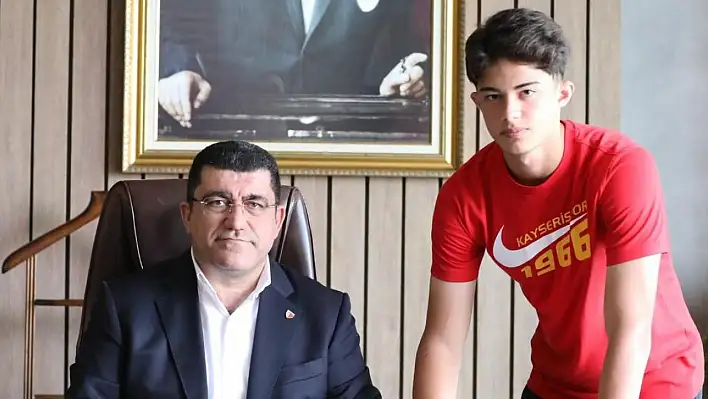 İmzalar atıldı! O isim artık profesyonel
