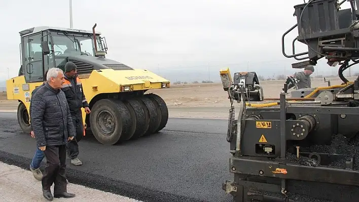 İncesu'da Örenşehir TOKİ Yolu Sıcak Asfalt Çalışması Devam Ediyor
