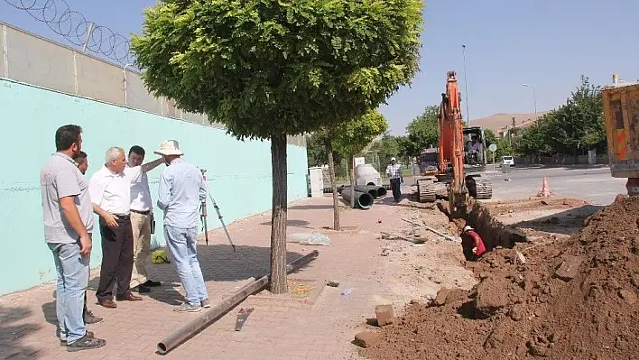 İncesu'da yağmur ve kar suyu tahliye kanalı yapım çalışması başladı
