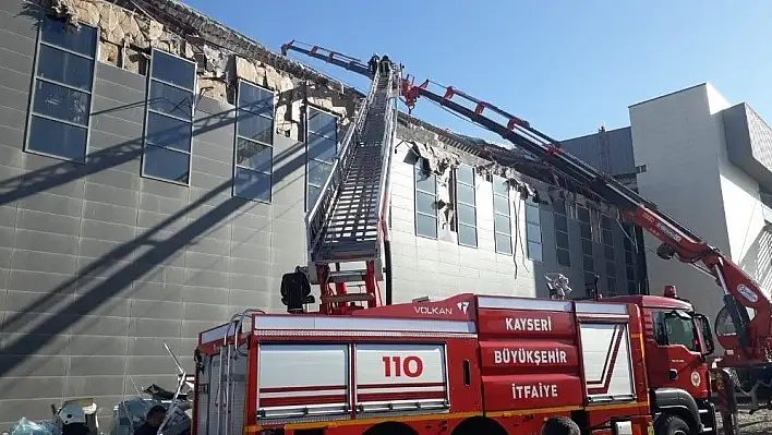 Erciyes Üniversitesi'nde inşaatın çatısı çöktü