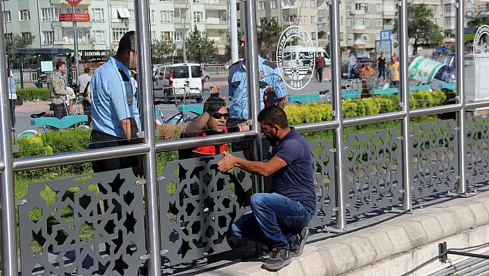 Tramvay üst geçidinde intihar etmek istedi