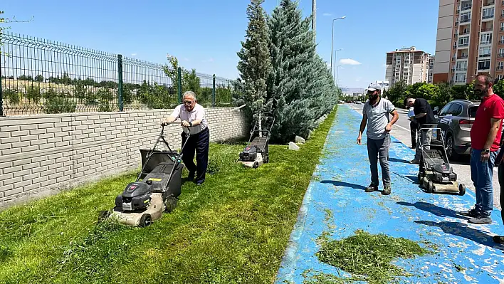 İş başa düştü: Başkan çim biçti!