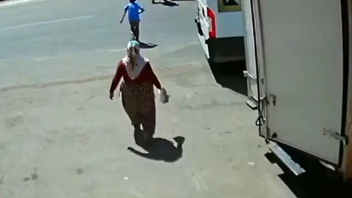 İş makinesinin iki kardeşe çarpma anı kameralara yansıdı!