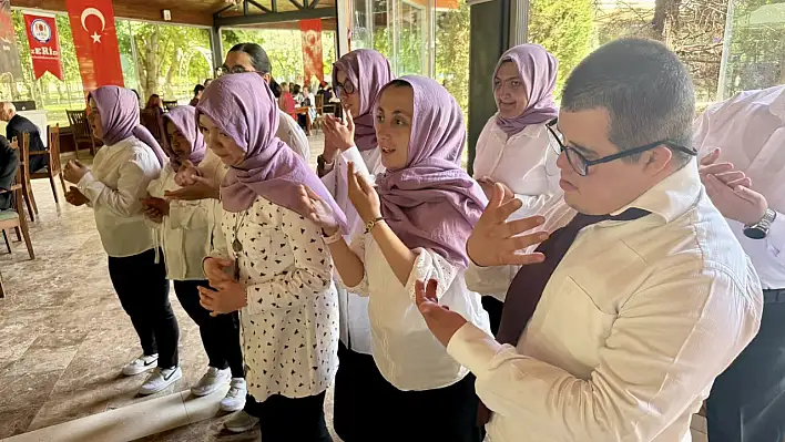 İşaret dili ile söylenen ilahiler yürekleri ısıttı